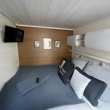 Stilvolles Hausboot Enjoy Woma D13 Fürstenberg-Havel