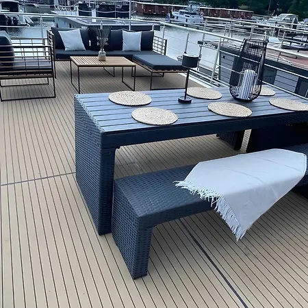 Úszó hotel Stilvolles Hausboot Enjoy Woma D13 *