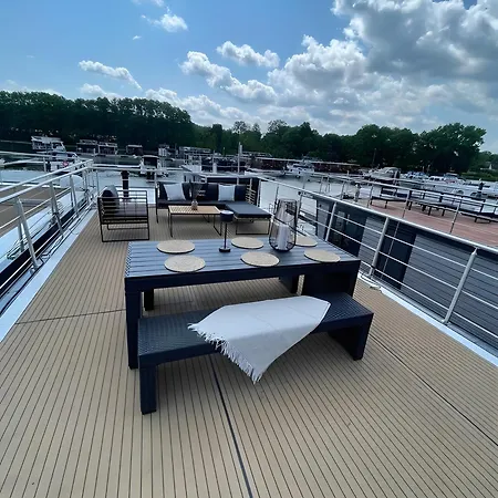 Stilvolles Hausboot Enjoy Woma D13 Úszó hotel Fürstenberg-Havel